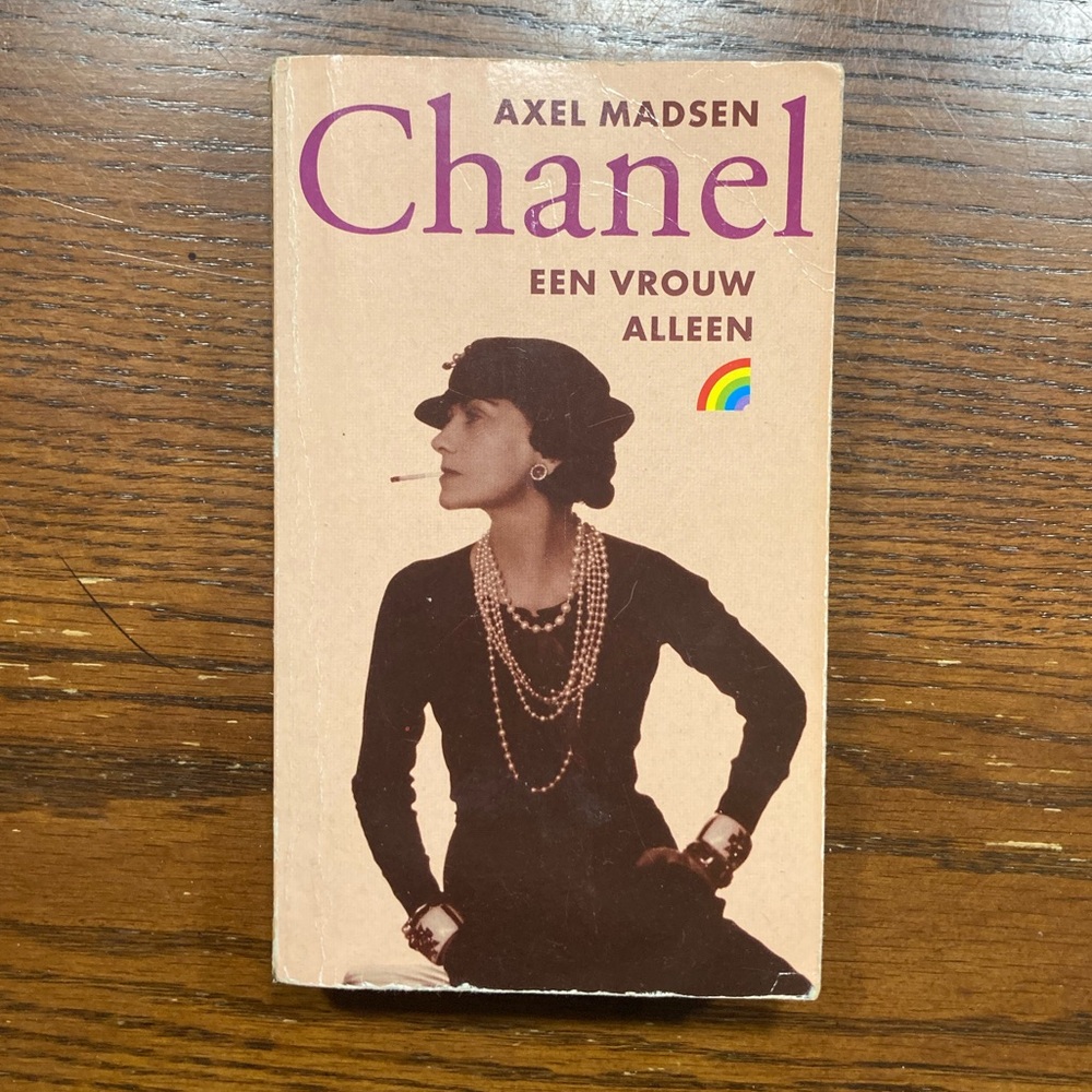 CHANEL een vrouw aleen by Axel Madsen